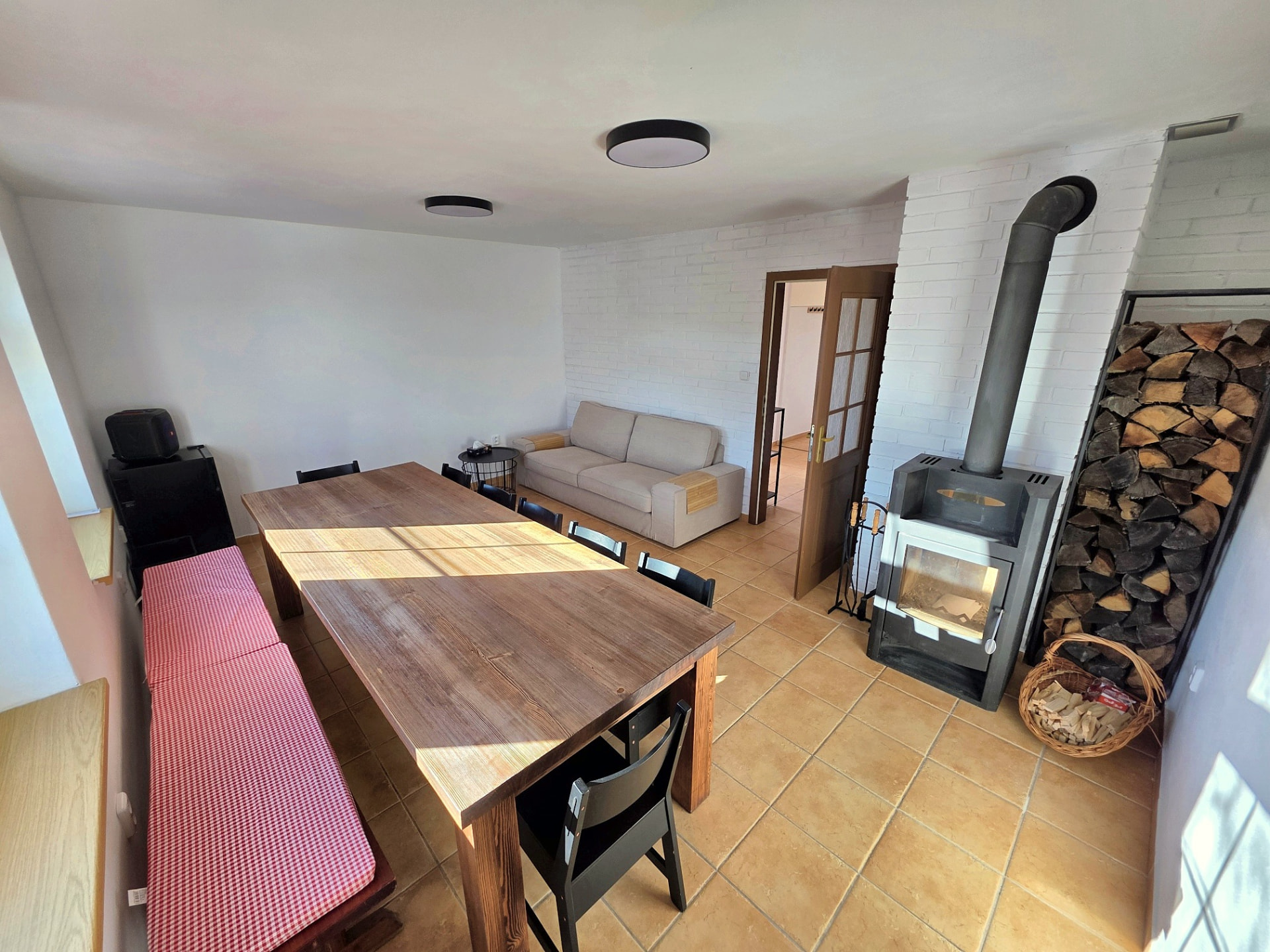 Červený apartmán – obývací pokoj s krbovými kamny