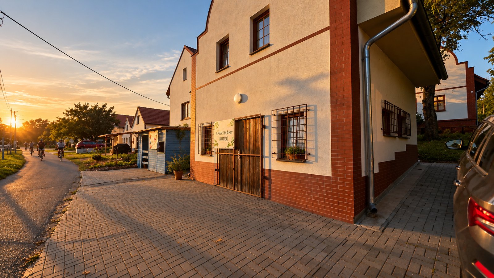 Dům s Modrým apartmánem od ulice při západu slunce