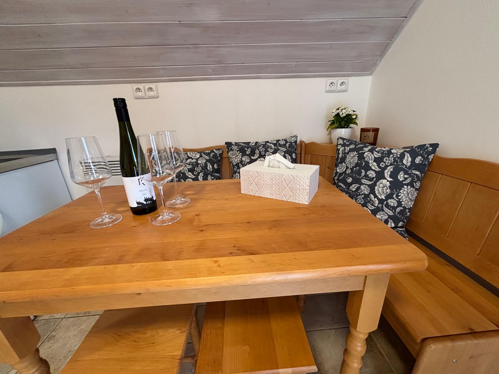 Modrý apartmán – jídelní kout se stolem
