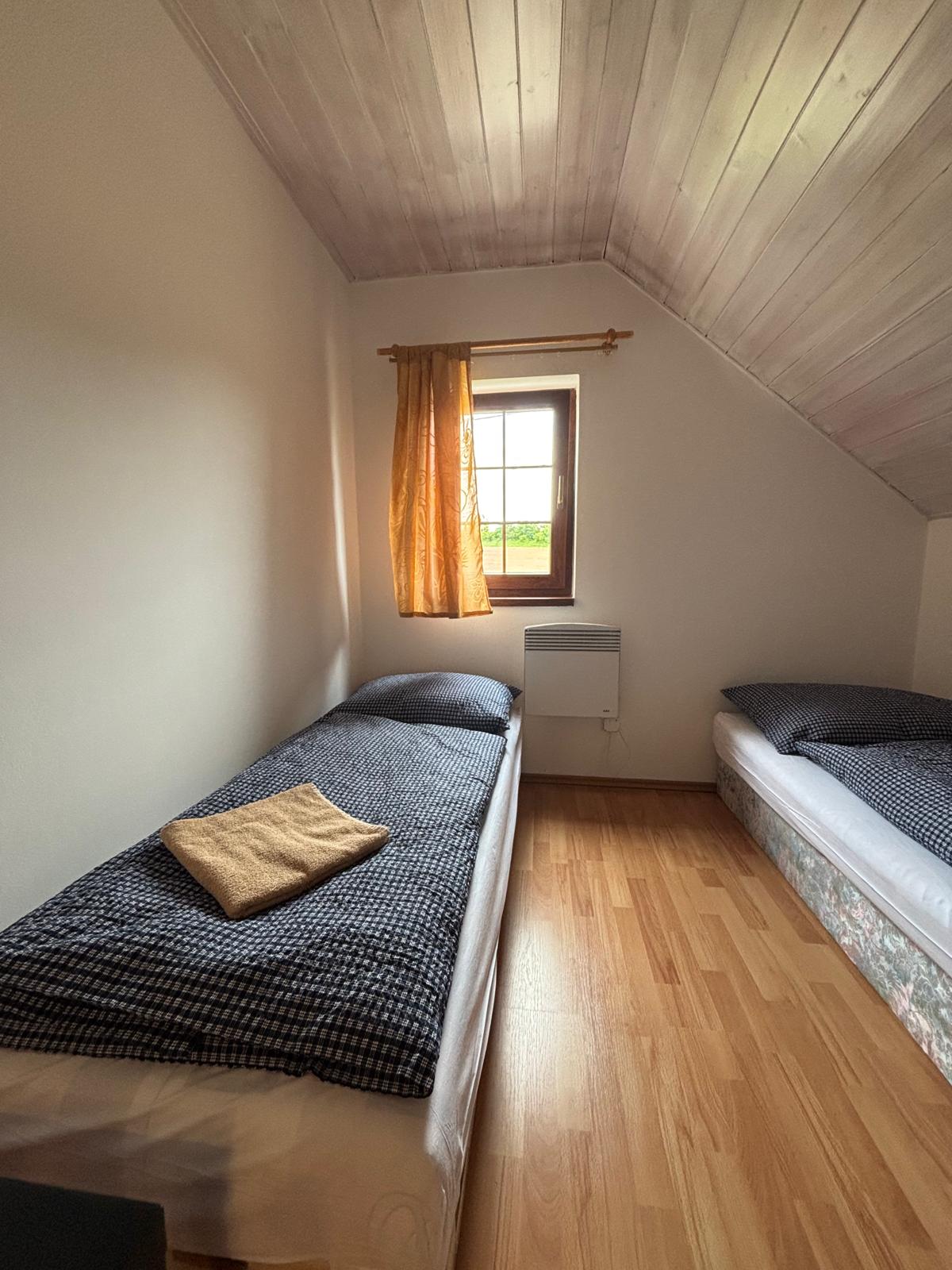 Modrý apartmán – ložnice, pohled od dveří