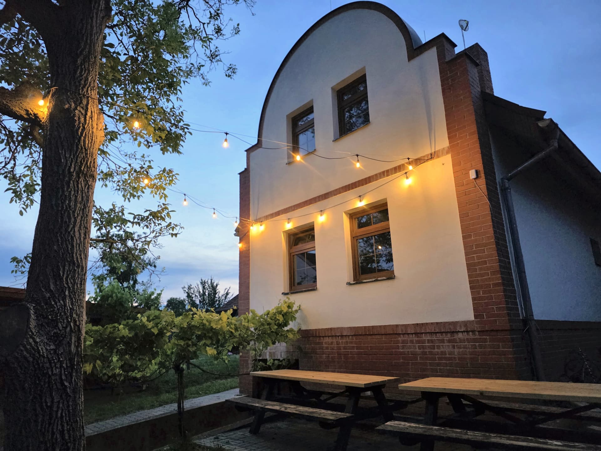 Červený apartmán – dům večer se světýlky